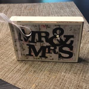 Mr & Mrs sign